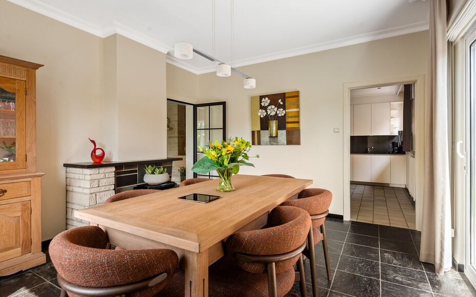 Leemans Real Estate vous propose cette villa clé en main sur un terrain spacieux d'environ 30 ares !

Cette magnifique villa de plain-pied, prête à emménager, est idéale pour ceux qui recherchent espace, confort et tranquillité. Elle comprend trois 