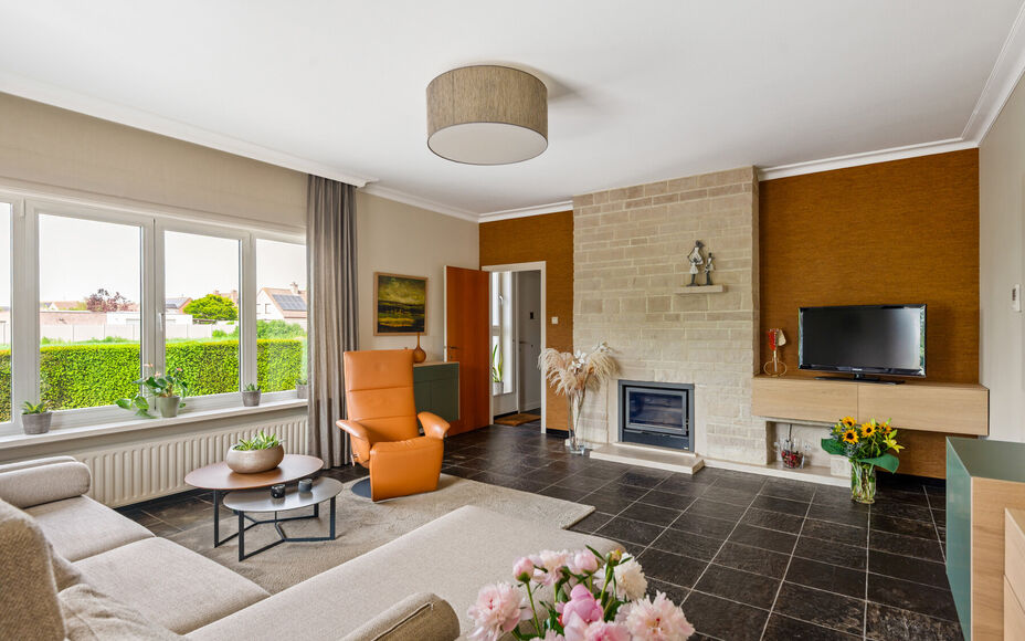 Leemans Real Estate vous propose cette villa clé en main sur un terrain spacieux d'environ 30 ares !

Cette magnifique villa de plain-pied, prête à emménager, est idéale pour ceux qui recherchent espace, confort et tranquillité. Elle comprend trois 