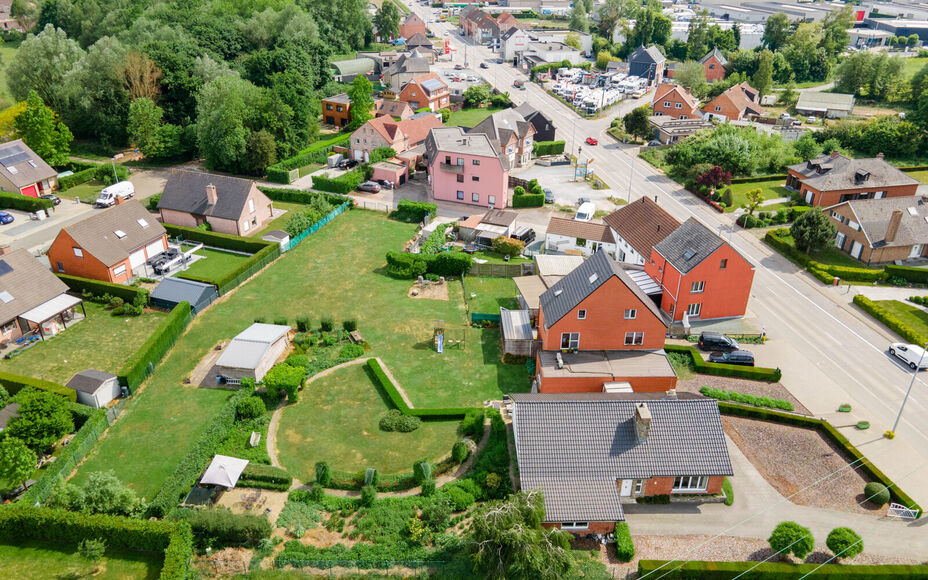 Leemans Real Estate vous propose cette villa clé en main sur un terrain spacieux d'environ 30 ares !

Cette magnifique villa de plain-pied, prête à emménager, est idéale pour ceux qui recherchent espace, confort et tranquillité. Elle comprend trois 