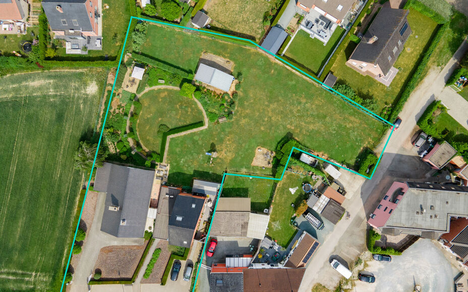 Leemans Real Estate vous propose cette villa clé en main sur un terrain spacieux d'environ 30 ares !

Cette magnifique villa de plain-pied, prête à emménager, est idéale pour ceux qui recherchent espace, confort et tranquillité. Elle comprend trois 