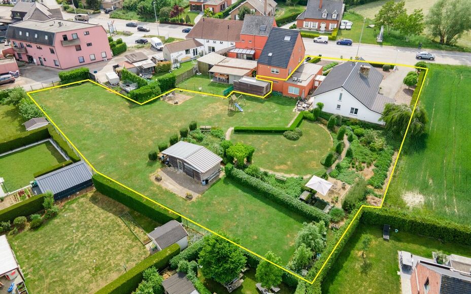 Leemans Real Estate vous propose cette villa clé en main sur un terrain spacieux d'environ 30 ares !

Cette magnifique villa de plain-pied, prête à emménager, est idéale pour ceux qui recherchent espace, confort et tranquillité. Elle comprend trois 