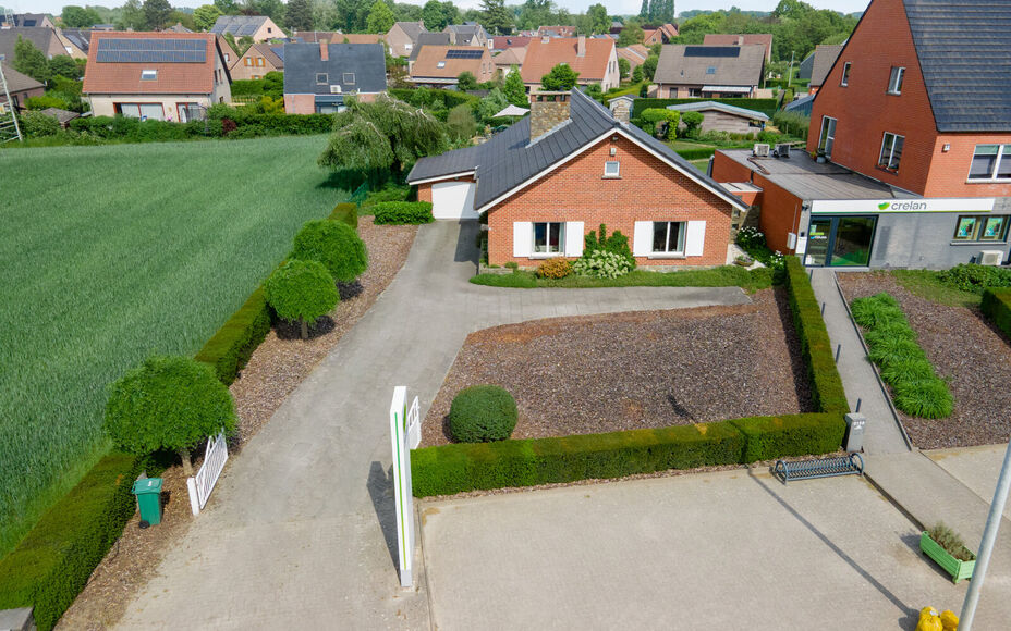 Leemans Real Estate vous propose cette villa clé en main sur un terrain spacieux d'environ 30 ares !

Cette magnifique villa de plain-pied, prête à emménager, est idéale pour ceux qui recherchent espace, confort et tranquillité. Elle comprend trois 