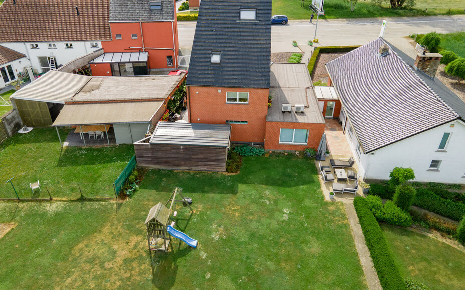 Leemans Real Estate vous propose cette villa clé en main sur un terrain spacieux d'environ 30 ares !

Cette magnifique villa de plain-pied, prête à emménager, est idéale pour ceux qui recherchent espace, confort et tranquillité. Elle comprend trois 