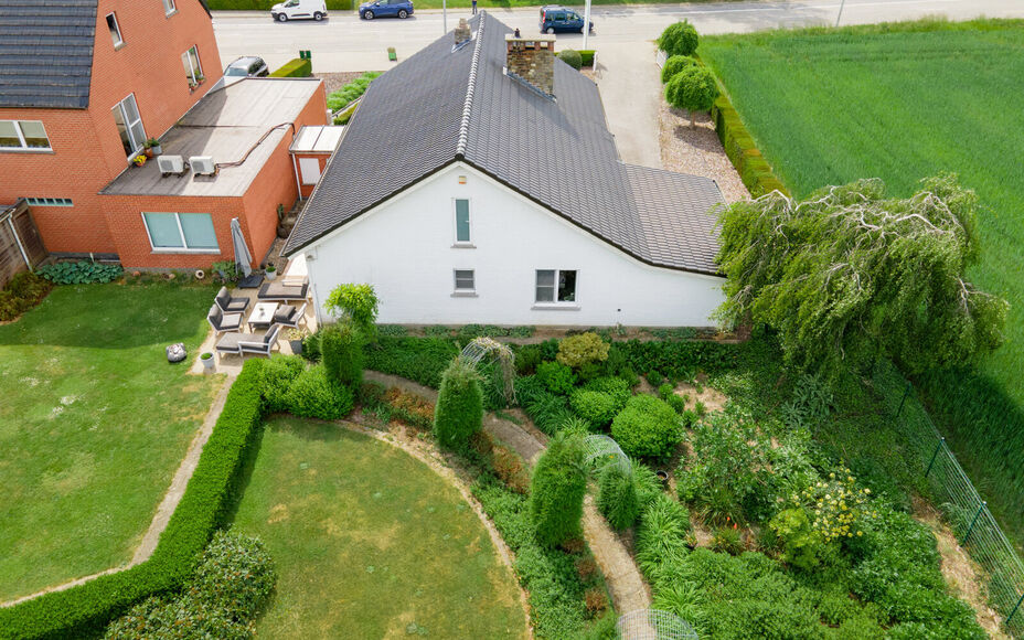 Leemans Real Estate vous propose cette villa clé en main sur un terrain spacieux d'environ 30 ares !

Cette magnifique villa de plain-pied, prête à emménager, est idéale pour ceux qui recherchent espace, confort et tranquillité. Elle comprend trois 