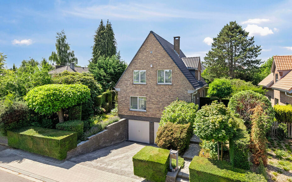 LEEMANS IMMOBILIËN vous présenter cette villa entièrement prête à l'emploi à proximité du centre de Wemmel. La propriété jouit d'un excellent emplacement pour ceux qui préfèrent un accès facile vers Bruxelles.

En entrant la maison, vous accé