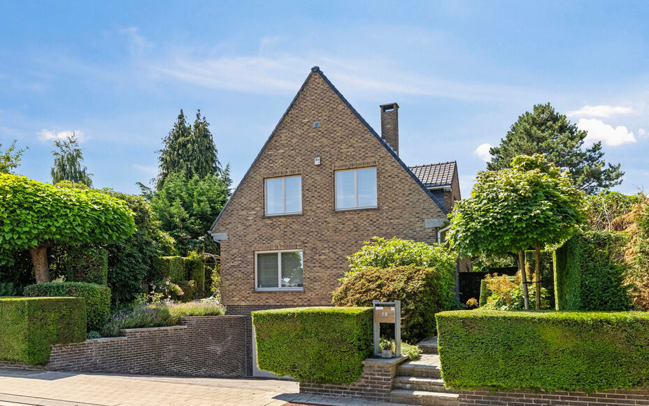 LEEMANS IMMOBILIËN vous présenter cette villa entièrement prête à l'emploi à proximité du centre de Wemmel. La propriété jouit d'un excellent emplacement pour ceux qui préfèrent un accès facile vers Bruxelles.

En entrant la maison, vous accé