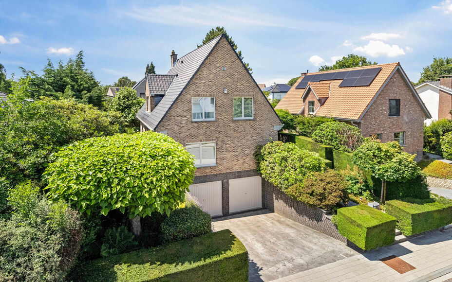 LEEMANS IMMOBILIËN vous présenter cette villa entièrement prête à l'emploi à proximité du centre de Wemmel. La propriété jouit d'un excellent emplacement pour ceux qui préfèrent un accès facile vers Bruxelles.

En entrant la maison, vous accé