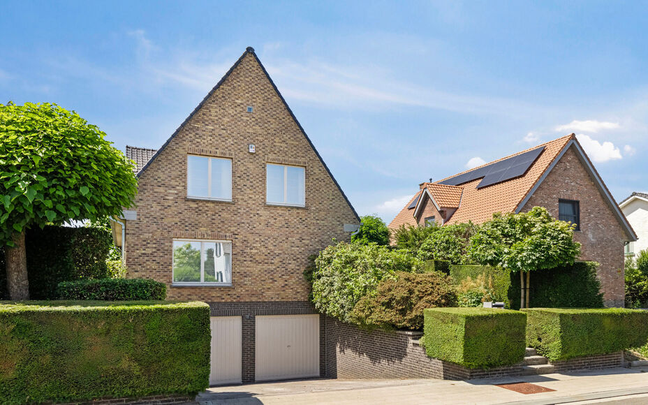 LEEMANS IMMOBILIËN vous présenter cette villa entièrement prête à l'emploi à proximité du centre de Wemmel. La propriété jouit d'un excellent emplacement pour ceux qui préfèrent un accès facile vers Bruxelles.

En entrant la maison, vous accé