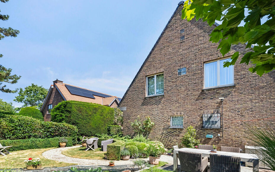 LEEMANS IMMOBILIËN vous présenter cette villa entièrement prête à l'emploi à proximité du centre de Wemmel. La propriété jouit d'un excellent emplacement pour ceux qui préfèrent un accès facile vers Bruxelles.

En entrant la maison, vous accé