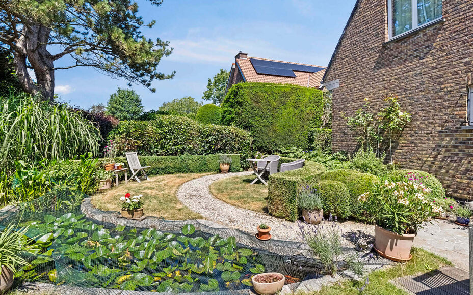 LEEMANS IMMOBILIËN vous présenter cette villa entièrement prête à l'emploi à proximité du centre de Wemmel. La propriété jouit d'un excellent emplacement pour ceux qui préfèrent un accès facile vers Bruxelles.

En entrant la maison, vous accé