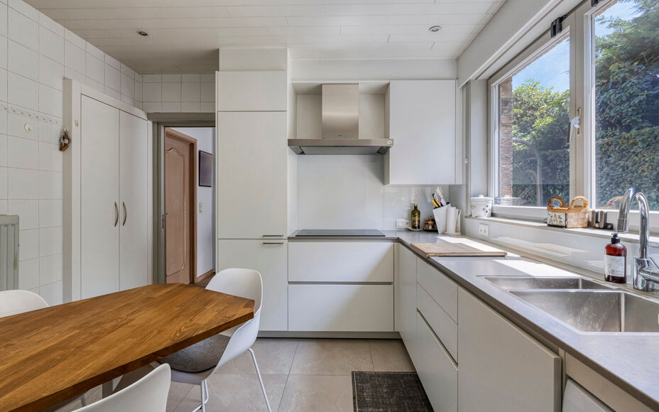 LEEMANS IMMOBILIËN vous présenter cette villa entièrement prête à l'emploi à proximité du centre de Wemmel. La propriété jouit d'un excellent emplacement pour ceux qui préfèrent un accès facile vers Bruxelles.

En entrant la maison, vous accé