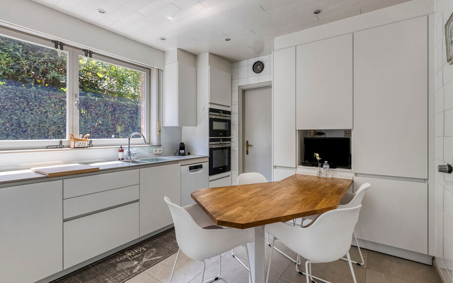 LEEMANS IMMOBILIËN vous présenter cette villa entièrement prête à l'emploi à proximité du centre de Wemmel. La propriété jouit d'un excellent emplacement pour ceux qui préfèrent un accès facile vers Bruxelles.

En entrant la maison, vous accé