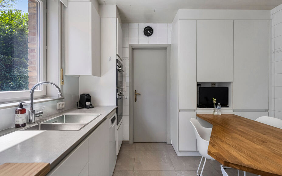 LEEMANS IMMOBILIËN vous présenter cette villa entièrement prête à l'emploi à proximité du centre de Wemmel. La propriété jouit d'un excellent emplacement pour ceux qui préfèrent un accès facile vers Bruxelles.

En entrant la maison, vous accé
