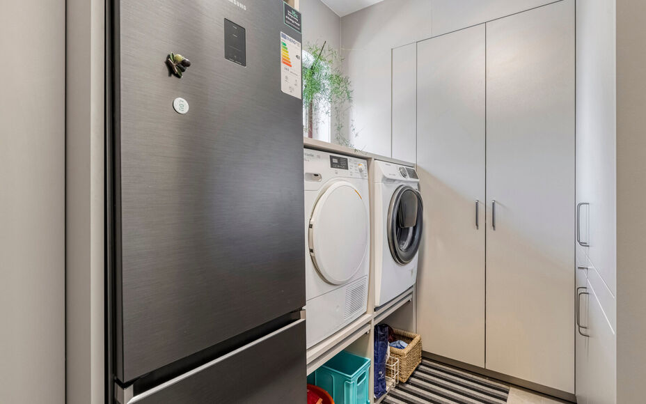LEEMANS IMMOBILIËN vous présenter cette villa entièrement prête à l'emploi à proximité du centre de Wemmel. La propriété jouit d'un excellent emplacement pour ceux qui préfèrent un accès facile vers Bruxelles.

En entrant la maison, vous accé