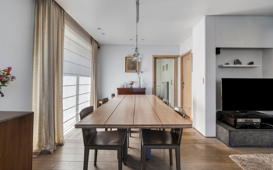LEEMANS IMMOBILIËN vous présenter cette villa entièrement prête à l'emploi à proximité du centre de Wemmel. La propriété jouit d'un excellent emplacement pour ceux qui préfèrent un accès facile vers Bruxelles.

En entrant la maison, vous accé
