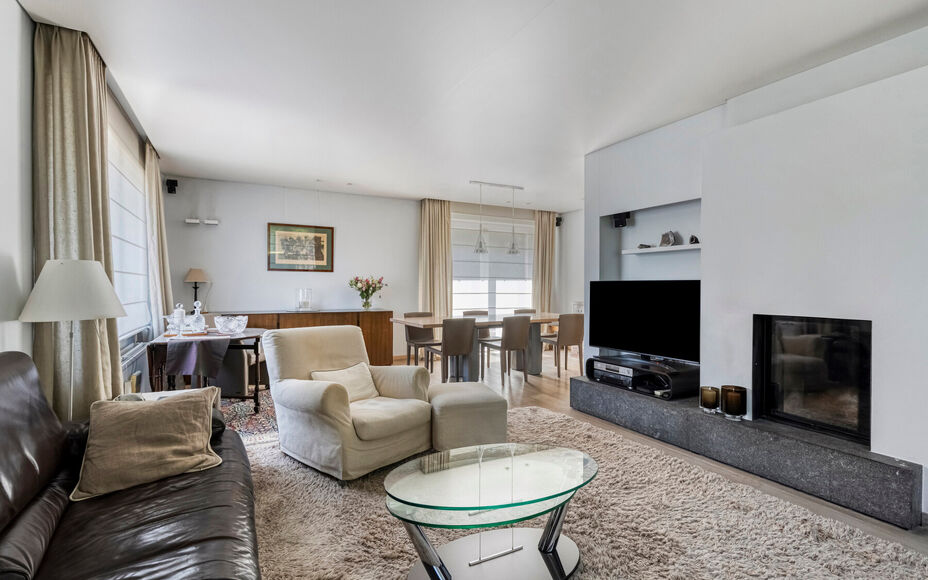 LEEMANS IMMOBILIËN vous présenter cette villa entièrement prête à l'emploi à proximité du centre de Wemmel. La propriété jouit d'un excellent emplacement pour ceux qui préfèrent un accès facile vers Bruxelles.

En entrant la maison, vous accé