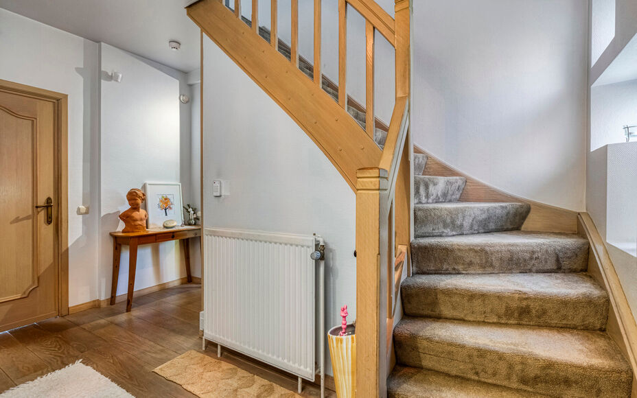LEEMANS IMMOBILIËN vous présenter cette villa entièrement prête à l'emploi à proximité du centre de Wemmel. La propriété jouit d'un excellent emplacement pour ceux qui préfèrent un accès facile vers Bruxelles.

En entrant la maison, vous accé