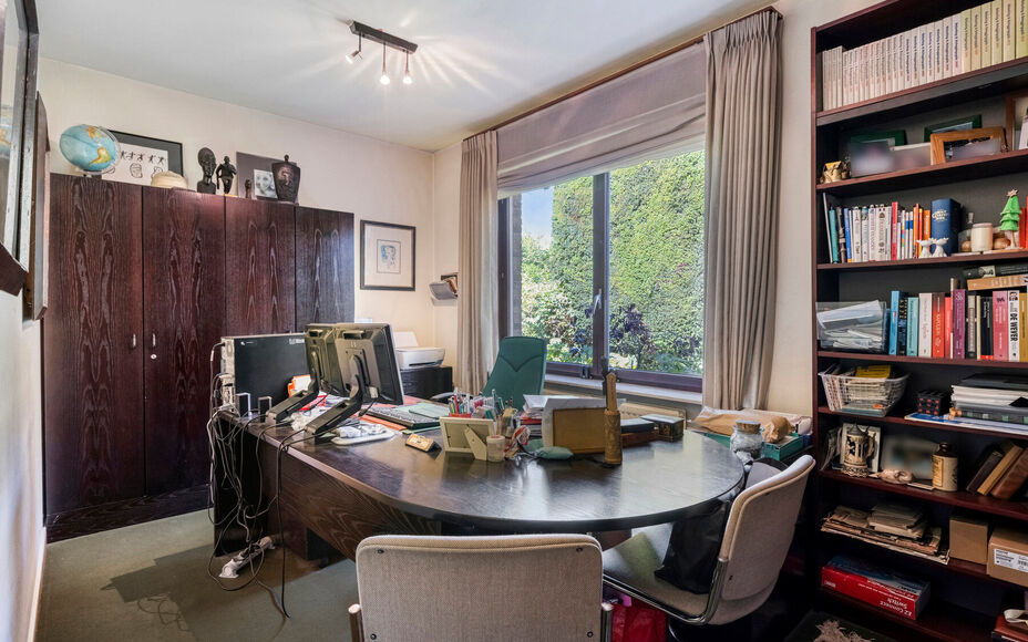LEEMANS IMMOBILIËN vous présenter cette villa entièrement prête à l'emploi à proximité du centre de Wemmel. La propriété jouit d'un excellent emplacement pour ceux qui préfèrent un accès facile vers Bruxelles.

En entrant la maison, vous accé