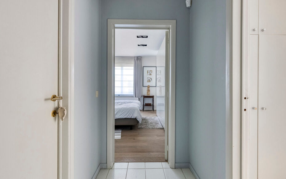 LEEMANS IMMOBILIËN vous présenter cette villa entièrement prête à l'emploi à proximité du centre de Wemmel. La propriété jouit d'un excellent emplacement pour ceux qui préfèrent un accès facile vers Bruxelles.

En entrant la maison, vous accé
