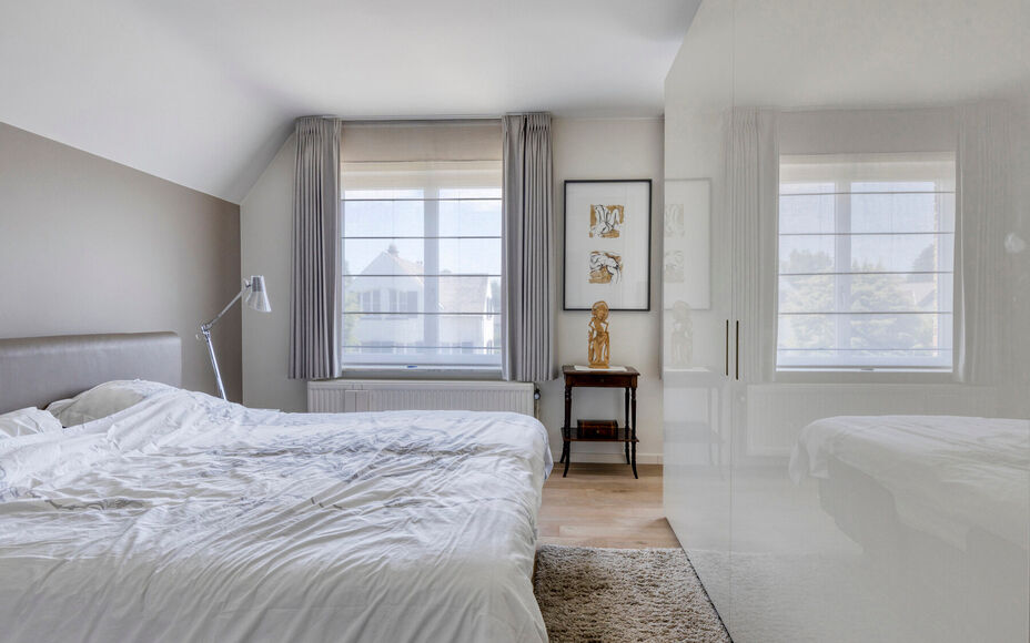 LEEMANS IMMOBILIËN vous présenter cette villa entièrement prête à l'emploi à proximité du centre de Wemmel. La propriété jouit d'un excellent emplacement pour ceux qui préfèrent un accès facile vers Bruxelles.

En entrant la maison, vous accé