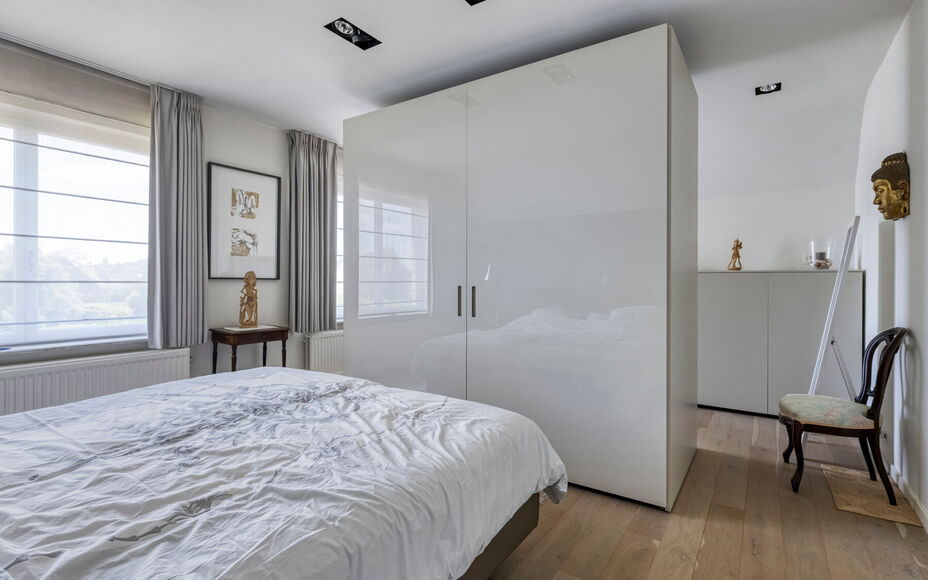 LEEMANS IMMOBILIËN vous présenter cette villa entièrement prête à l'emploi à proximité du centre de Wemmel. La propriété jouit d'un excellent emplacement pour ceux qui préfèrent un accès facile vers Bruxelles.

En entrant la maison, vous accé