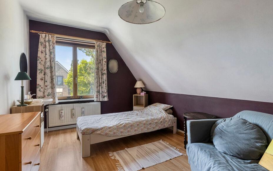 LEEMANS IMMOBILIËN vous présenter cette villa entièrement prête à l'emploi à proximité du centre de Wemmel. La propriété jouit d'un excellent emplacement pour ceux qui préfèrent un accès facile vers Bruxelles.

En entrant la maison, vous accé