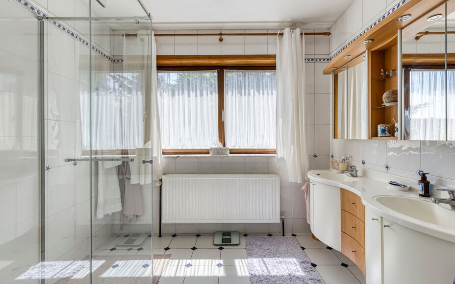 LEEMANS IMMOBILIËN vous présenter cette villa entièrement prête à l'emploi à proximité du centre de Wemmel. La propriété jouit d'un excellent emplacement pour ceux qui préfèrent un accès facile vers Bruxelles.

En entrant la maison, vous accé