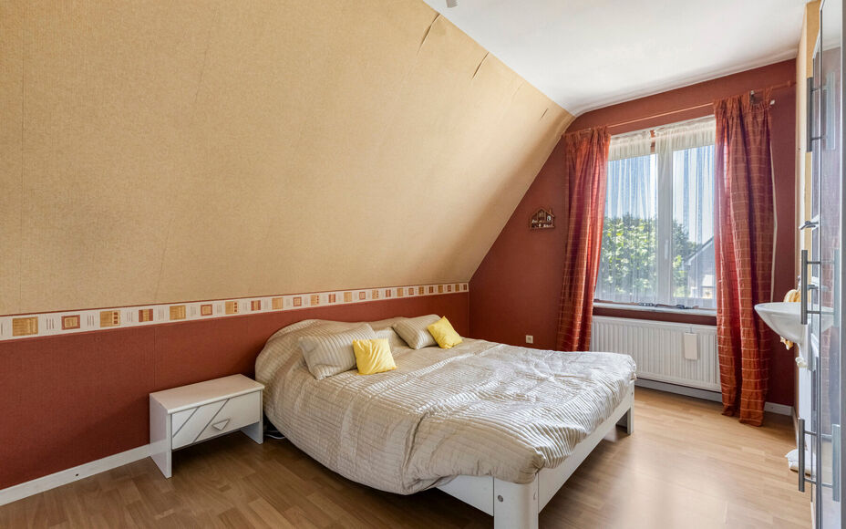 LEEMANS IMMOBILIËN vous présenter cette villa entièrement prête à l'emploi à proximité du centre de Wemmel. La propriété jouit d'un excellent emplacement pour ceux qui préfèrent un accès facile vers Bruxelles.

En entrant la maison, vous accé