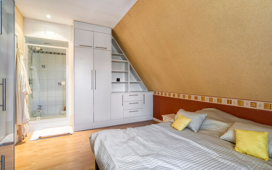 LEEMANS IMMOBILIËN vous présenter cette villa entièrement prête à l'emploi à proximité du centre de Wemmel. La propriété jouit d'un excellent emplacement pour ceux qui préfèrent un accès facile vers Bruxelles.

En entrant la maison, vous accé
