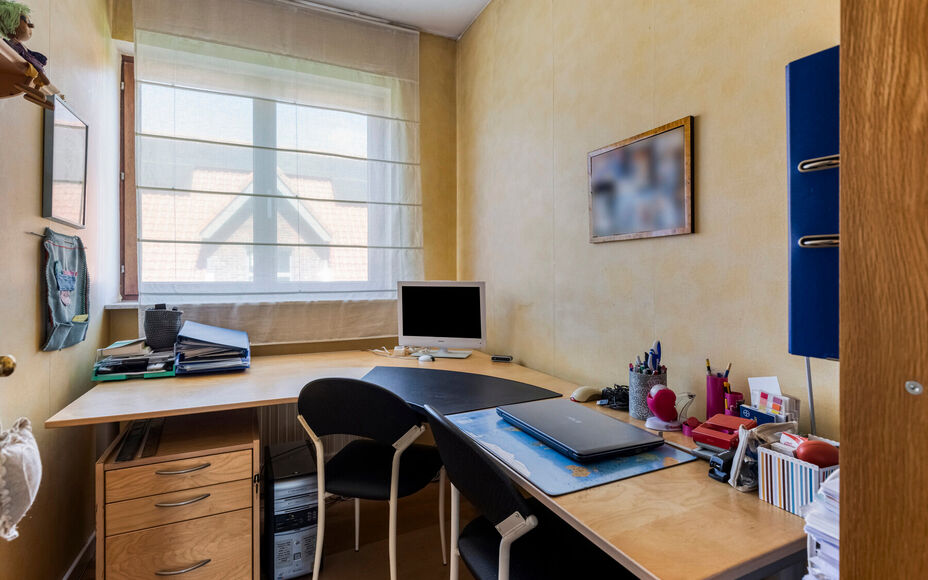 LEEMANS IMMOBILIËN vous présenter cette villa entièrement prête à l'emploi à proximité du centre de Wemmel. La propriété jouit d'un excellent emplacement pour ceux qui préfèrent un accès facile vers Bruxelles.

En entrant la maison, vous accé