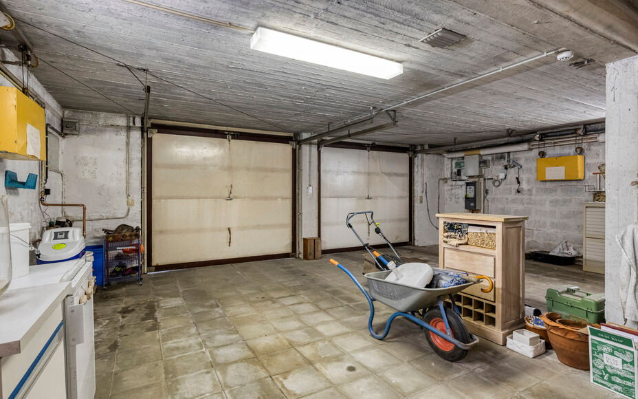 LEEMANS IMMOBILIËN vous présenter cette villa entièrement prête à l'emploi à proximité du centre de Wemmel. La propriété jouit d'un excellent emplacement pour ceux qui préfèrent un accès facile vers Bruxelles.

En entrant la maison, vous accé