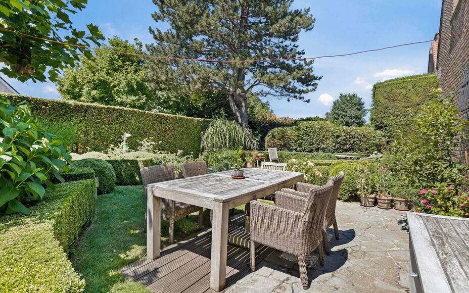 LEEMANS IMMOBILIËN vous présenter cette villa entièrement prête à l'emploi à proximité du centre de Wemmel. La propriété jouit d'un excellent emplacement pour ceux qui préfèrent un accès facile vers Bruxelles.

En entrant la maison, vous accé