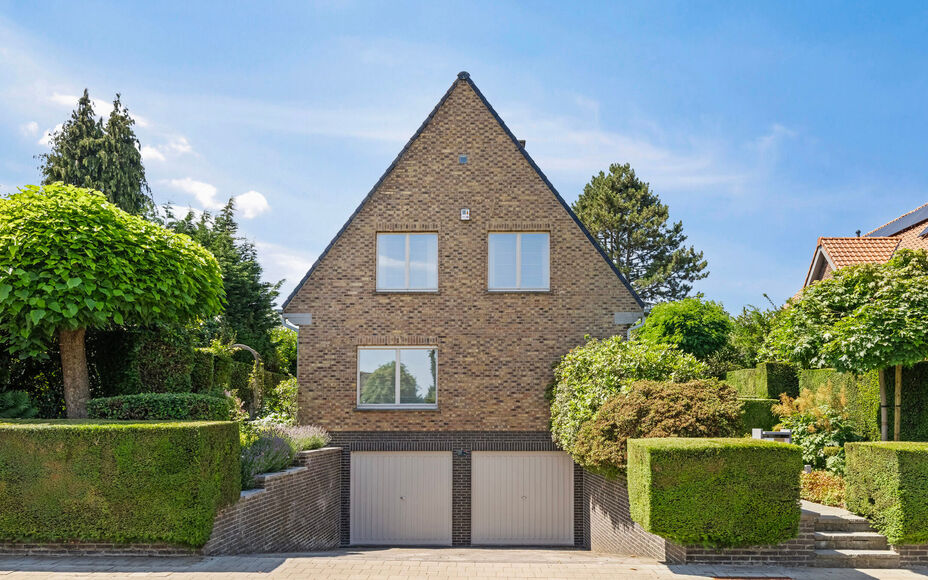 LEEMANS IMMOBILIËN a le plaisir de vous présenter cette villa entièrement prête à emménager, située près du centre de Wemmel. La maison bénéficie d'un emplacement calme et central, avec un accès facile vers et depuis Bruxelles.

En entrant dans