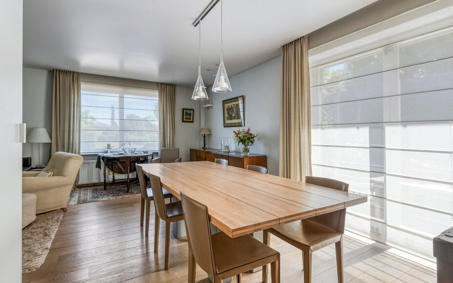 LEEMANS IMMOBILIËN a le plaisir de vous présenter cette villa entièrement prête à emménager, située près du centre de Wemmel. La maison bénéficie d'un emplacement calme et central, avec un accès facile vers et depuis Bruxelles.

En entrant dans