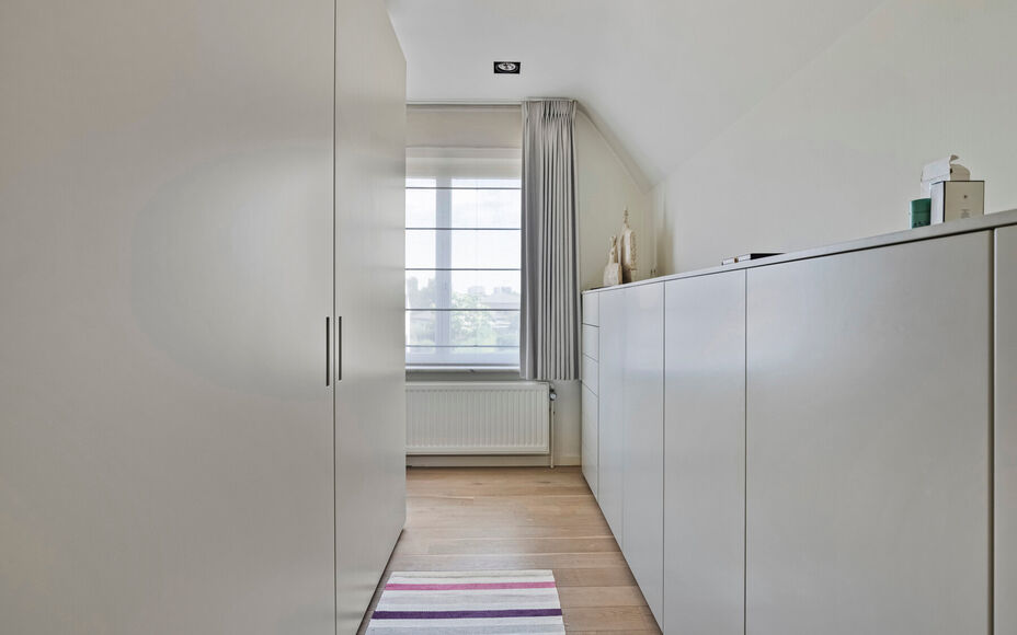 LEEMANS IMMOBILIËN a le plaisir de vous présenter cette villa entièrement prête à emménager, située près du centre de Wemmel. La maison bénéficie d'un emplacement calme et central, avec un accès facile vers et depuis Bruxelles.

En entrant dans