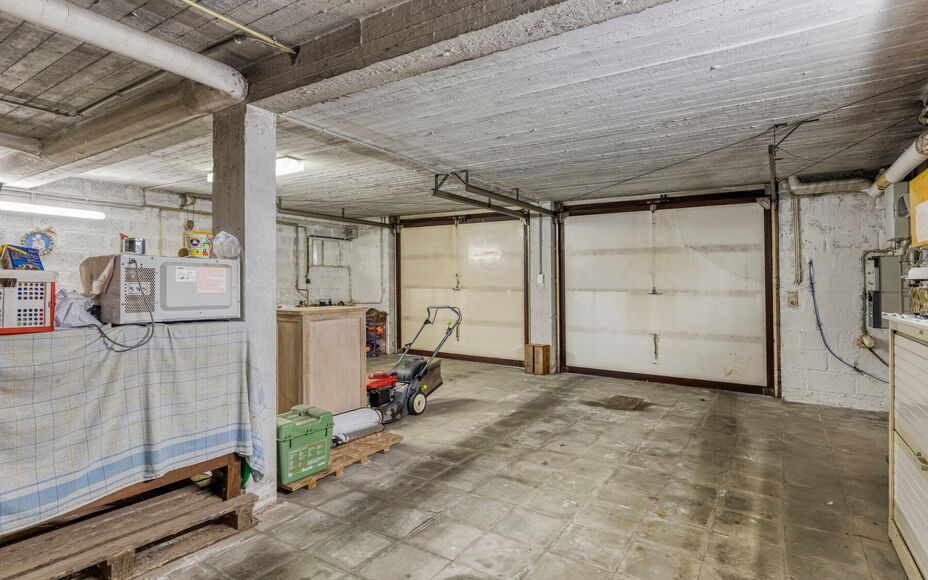 LEEMANS IMMOBILIËN a le plaisir de vous présenter cette villa entièrement prête à emménager, située près du centre de Wemmel. La maison bénéficie d'un emplacement calme et central, avec un accès facile vers et depuis Bruxelles.

En entrant dans