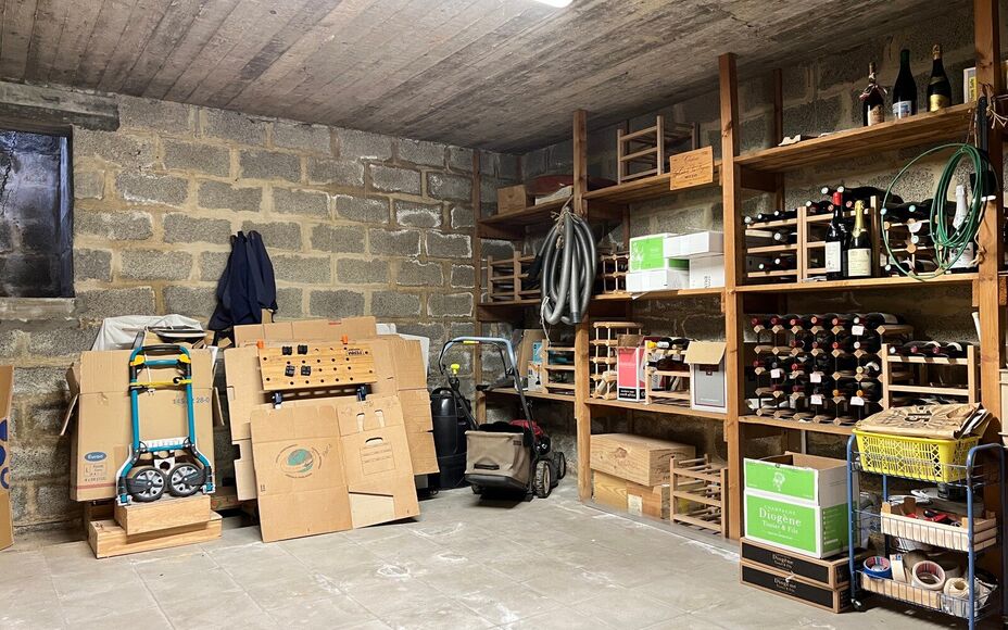 LEEMANS IMMOBILIËN a le plaisir de vous présenter cette villa entièrement prête à emménager, située près du centre de Wemmel. La maison bénéficie d'un emplacement calme et central, avec un accès facile vers et depuis Bruxelles.

En entrant dans