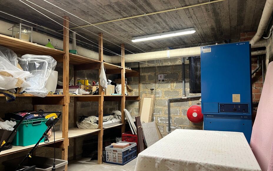 LEEMANS IMMOBILIËN a le plaisir de vous présenter cette villa entièrement prête à emménager, située près du centre de Wemmel. La maison bénéficie d'un emplacement calme et central, avec un accès facile vers et depuis Bruxelles.

En entrant dans