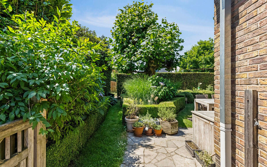 LEEMANS IMMOBILIËN a le plaisir de vous présenter cette villa entièrement prête à emménager, située près du centre de Wemmel. La maison bénéficie d'un emplacement calme et central, avec un accès facile vers et depuis Bruxelles.

En entrant dans