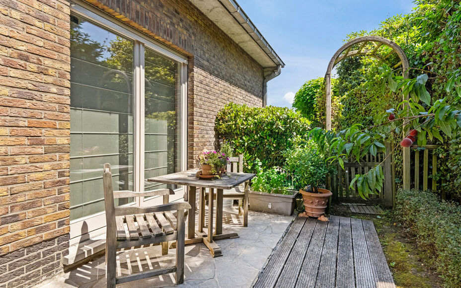 LEEMANS IMMOBILIËN a le plaisir de vous présenter cette villa entièrement prête à emménager, située près du centre de Wemmel. La maison bénéficie d'un emplacement calme et central, avec un accès facile vers et depuis Bruxelles.

En entrant dans