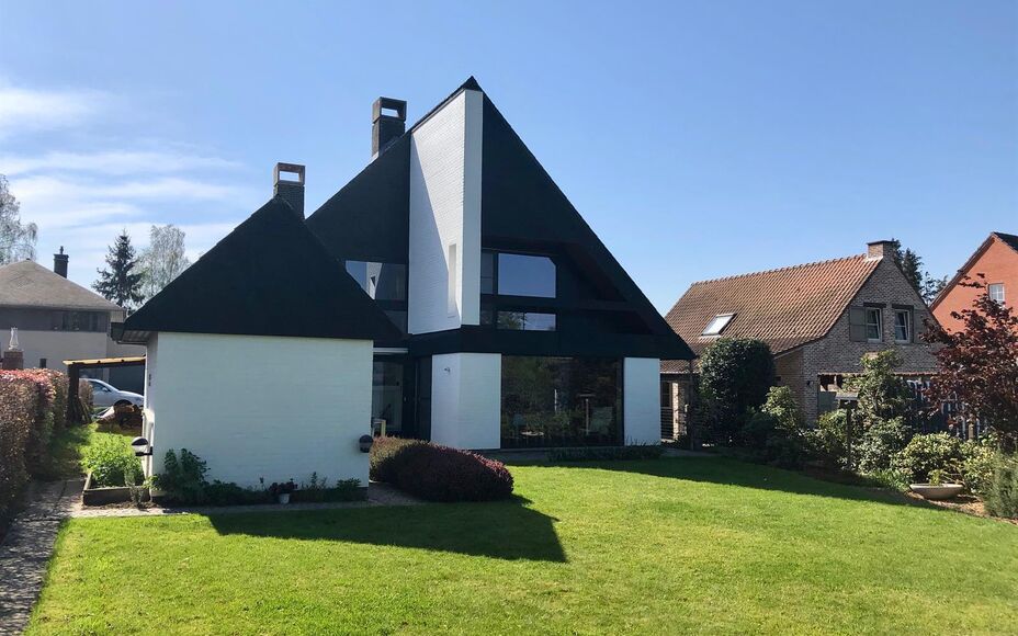 LEEMANS IMMOBILIEN biedt u deze ruime woning aan te Sint-Katherina-Lombeek. Door  de goede ligging zijn winkels, scholen, openbaar vervoer centrum en sportinfrastructuur zeer nabij.. De woning biedt 3 ruime slaapkamers en heeft een bruikbare oppervlakte v