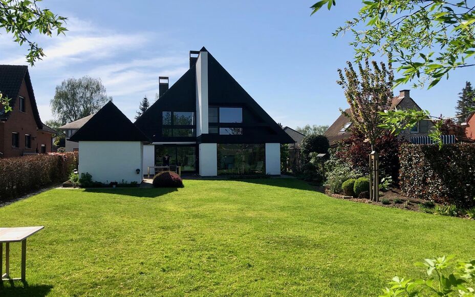 LEEMANS IMMOBILIEN biedt u deze ruime woning aan te Sint-Katherina-Lombeek. Door  de goede ligging zijn winkels, scholen, openbaar vervoer centrum en sportinfrastructuur zeer nabij.. De woning biedt 3 ruime slaapkamers en heeft een bruikbare oppervlakte v