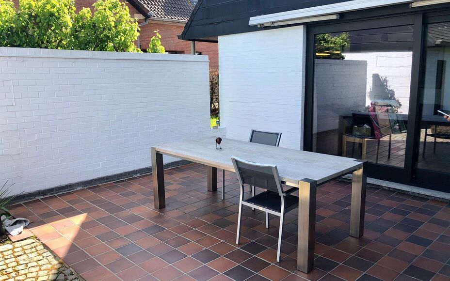 LEEMANS IMMOBILIEN biedt u deze ruime woning aan te Sint-Katherina-Lombeek. Door  de goede ligging zijn winkels, scholen, openbaar vervoer centrum en sportinfrastructuur zeer nabij.. De woning biedt 3 ruime slaapkamers en heeft een bruikbare oppervlakte v