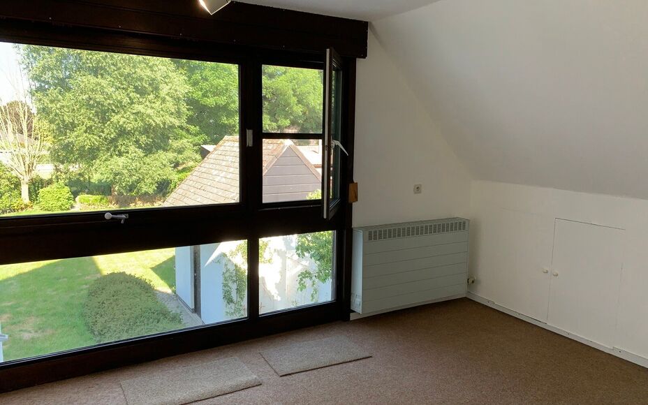 LEEMANS IMMOBILIEN biedt u deze ruime woning aan te Sint-Katherina-Lombeek. Door  de goede ligging zijn winkels, scholen, openbaar vervoer centrum en sportinfrastructuur zeer nabij.. De woning biedt 3 ruime slaapkamers en heeft een bruikbare oppervlakte v