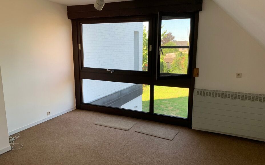 LEEMANS IMMOBILIEN biedt u deze ruime woning aan te Sint-Katherina-Lombeek. Door  de goede ligging zijn winkels, scholen, openbaar vervoer centrum en sportinfrastructuur zeer nabij.. De woning biedt 3 ruime slaapkamers en heeft een bruikbare oppervlakte v