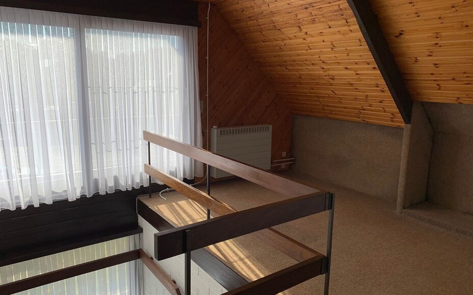 LEEMANS IMMOBILIEN biedt u deze ruime woning aan te Sint-Katherina-Lombeek. Door  de goede ligging zijn winkels, scholen, openbaar vervoer centrum en sportinfrastructuur zeer nabij.. De woning biedt 3 ruime slaapkamers en heeft een bruikbare oppervlakte v