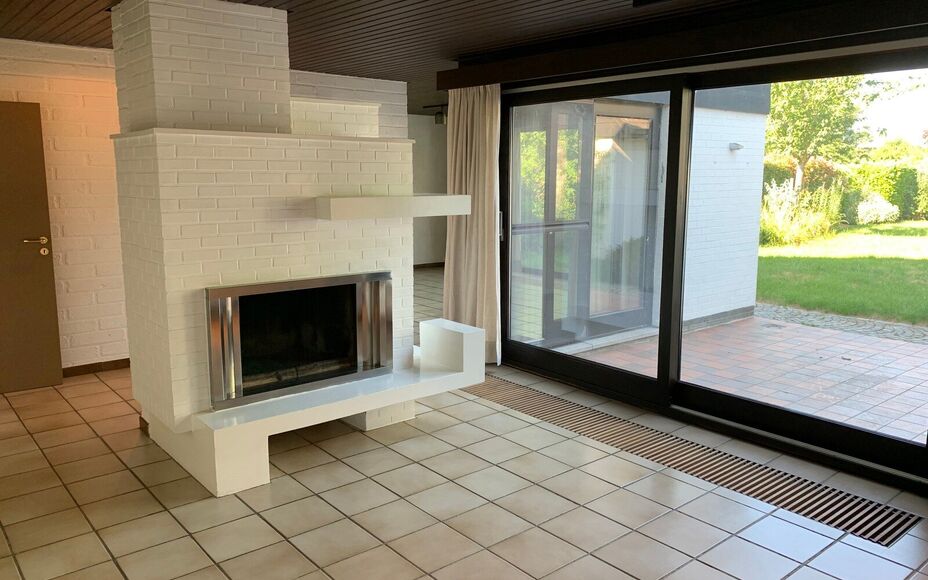 LEEMANS IMMOBILIEN biedt u deze ruime woning aan te Sint-Katherina-Lombeek. Door  de goede ligging zijn winkels, scholen, openbaar vervoer centrum en sportinfrastructuur zeer nabij.. De woning biedt 3 ruime slaapkamers en heeft een bruikbare oppervlakte v