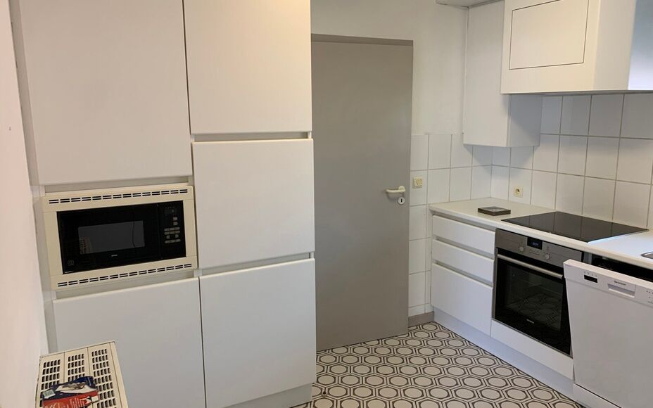 LEEMANS IMMOBILIEN biedt u deze ruime woning aan te Sint-Katherina-Lombeek. Door  de goede ligging zijn winkels, scholen, openbaar vervoer centrum en sportinfrastructuur zeer nabij.. De woning biedt 3 ruime slaapkamers en heeft een bruikbare oppervlakte v