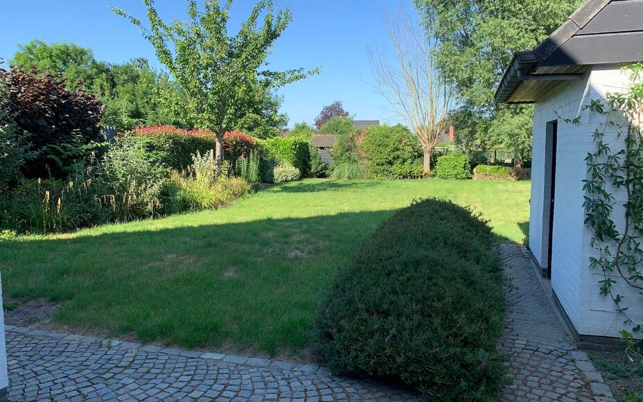 LEEMANS IMMOBILIEN biedt u deze ruime woning aan te Sint-Katherina-Lombeek. Door  de goede ligging zijn winkels, scholen, openbaar vervoer centrum en sportinfrastructuur zeer nabij.. De woning biedt 3 ruime slaapkamers en heeft een bruikbare oppervlakte v