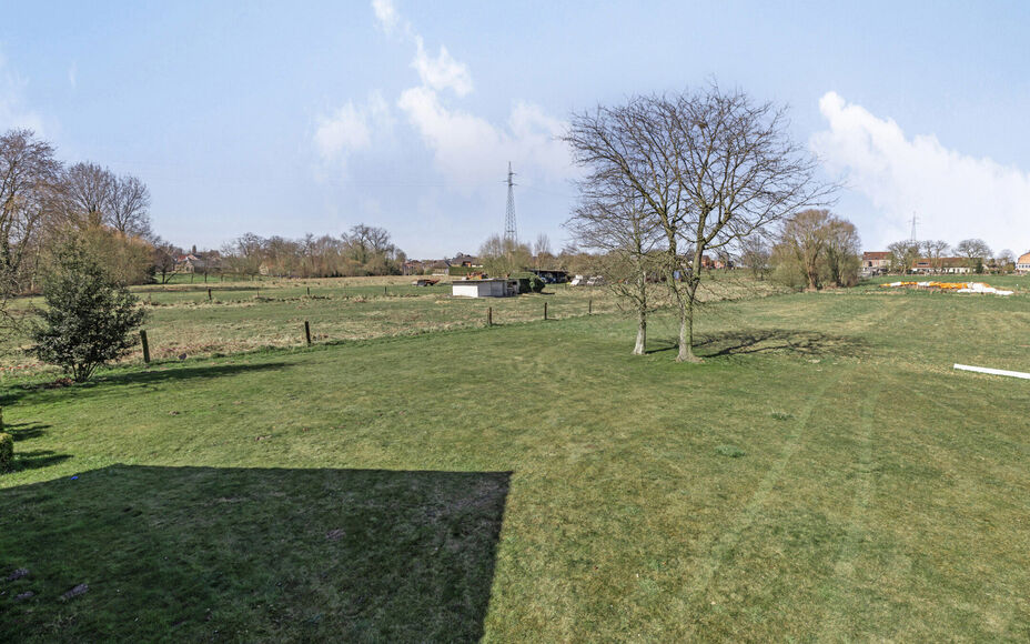 LEEMANS IMMOBILIËN biedt u deze alleenstaande eengezinswoning aan met verschillende ontwikkelingsmogelijkheden! Gelegen in het landelijke Relegem (deelgemeente van Asse), toch dichtbij alle faciliteiten en met een directe bereikbaarheid richting de Bruss